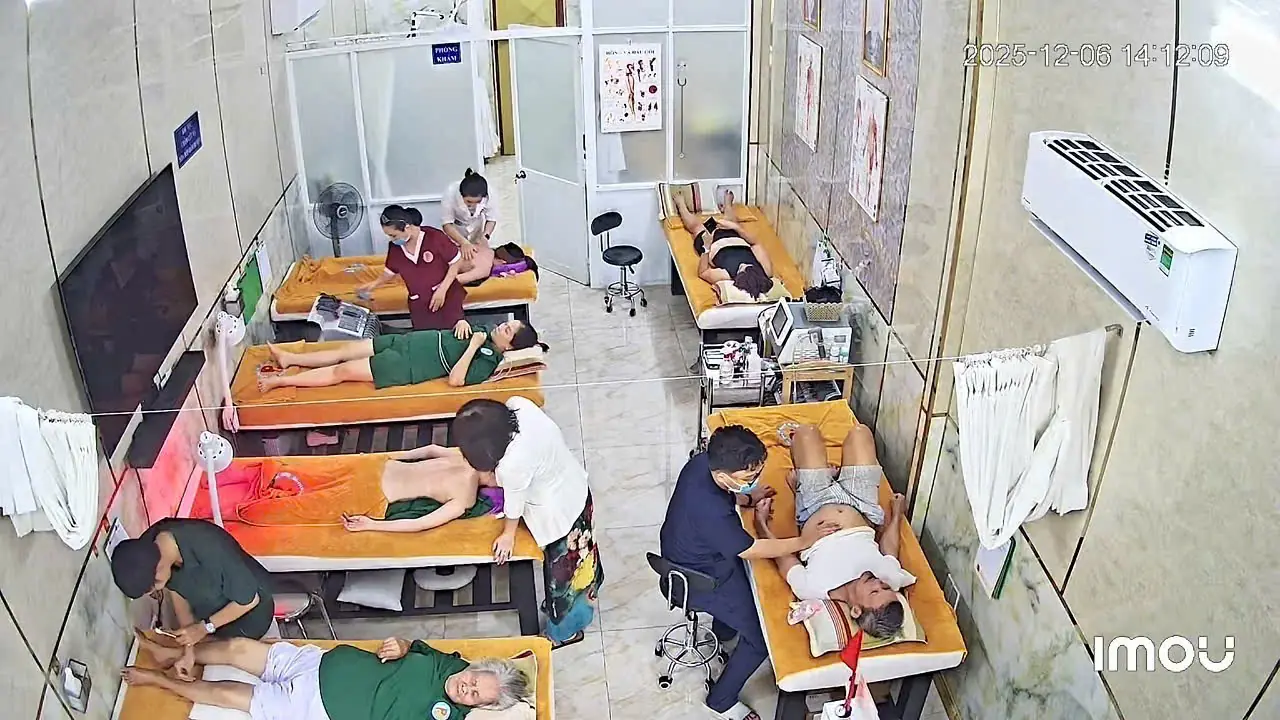 Đau Vai Kh&ocirc;ng Giơ Tay L&ecirc;n Được: Do Khớp Vai Hay Cột Sống Cổ?