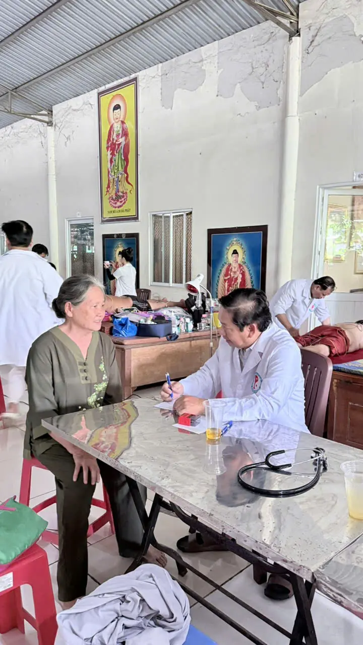 Nh&igrave;n lại chuyến thiện nguyện ch&ugrave;a Linh Thứu, Củ Chi của Đ&ocirc;ng Y Phước Khang