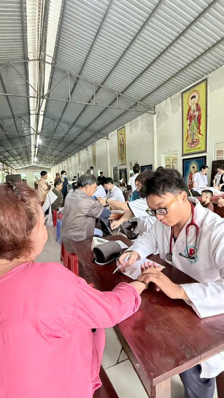Nh&igrave;n lại chuyến thiện nguyện ch&ugrave;a Linh Thứu, Củ Chi của Đ&ocirc;ng Y Phước Khang