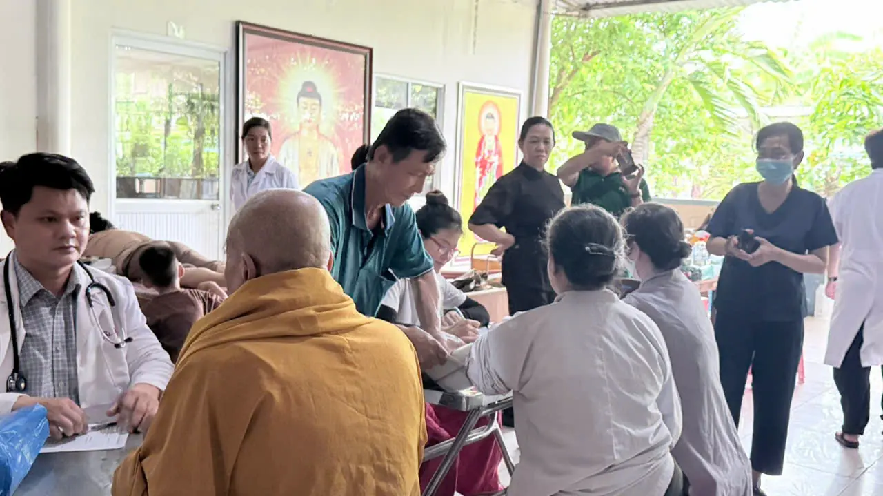 Nh&igrave;n lại chuyến thiện nguyện ch&ugrave;a Linh Thứu, Củ Chi của Đ&ocirc;ng Y Phước Khang