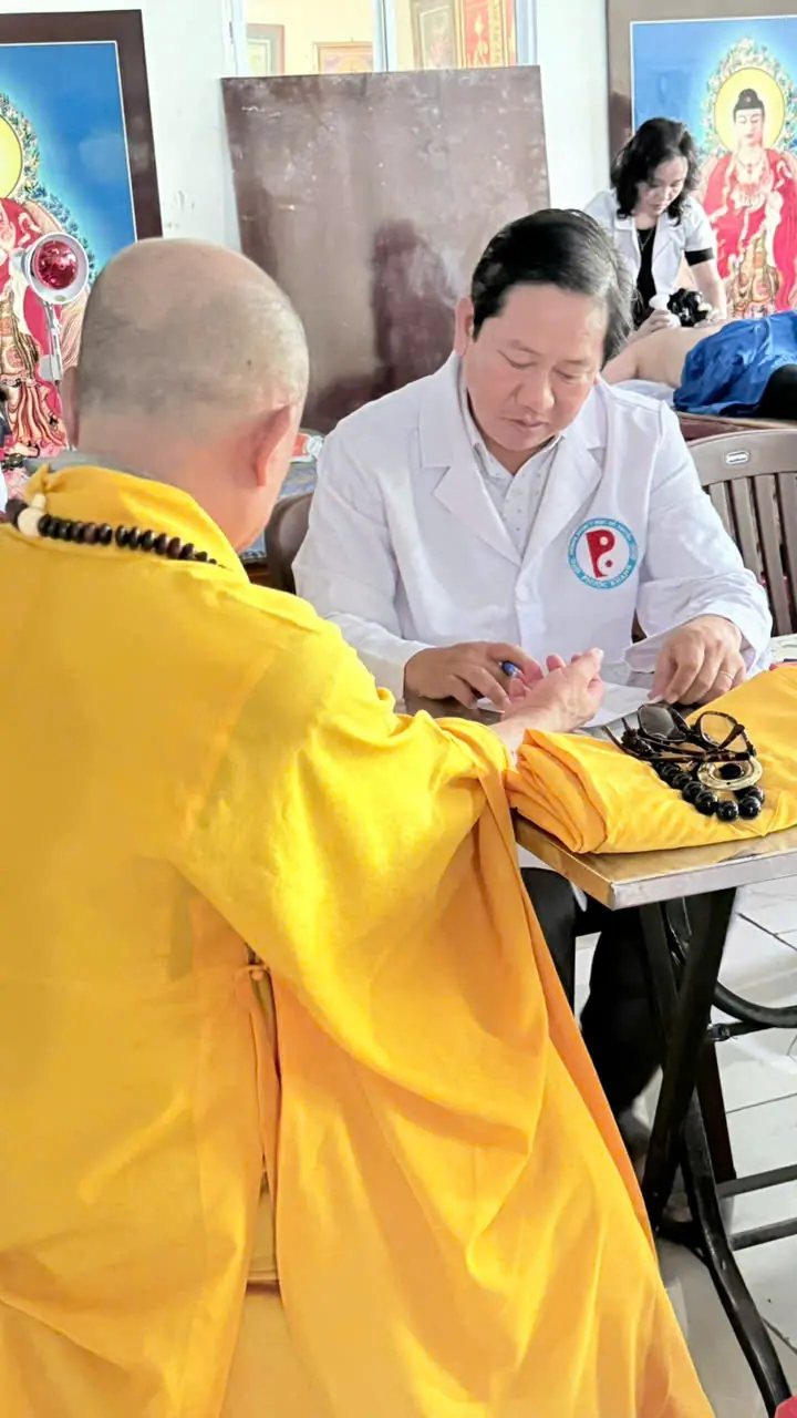 Nh&igrave;n lại chuyến thiện nguyện ch&ugrave;a Linh Thứu, Củ Chi của Đ&ocirc;ng Y Phước Khang