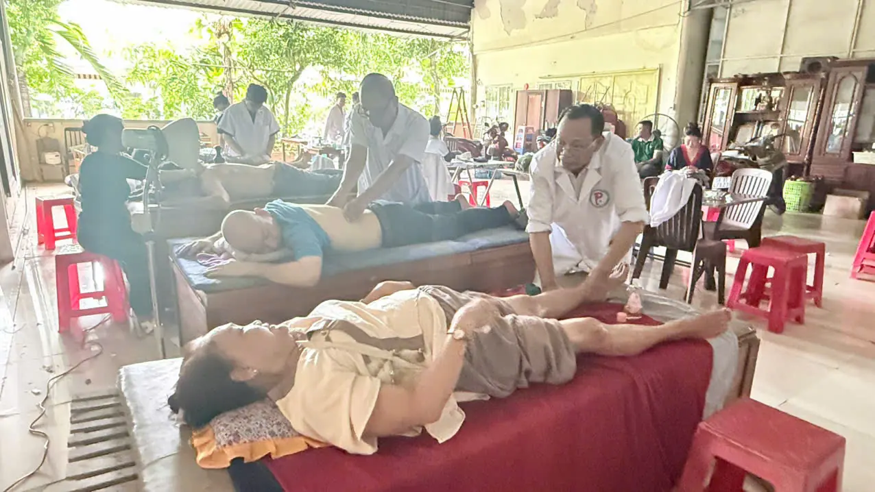 Nh&igrave;n lại chuyến thiện nguyện ch&ugrave;a Linh Thứu, Củ Chi của Đ&ocirc;ng Y Phước Khang