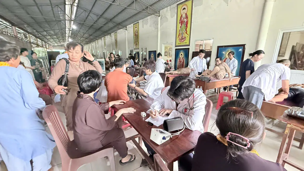 Nh&igrave;n lại chuyến thiện nguyện ch&ugrave;a Linh Thứu, Củ Chi của Đ&ocirc;ng Y Phước Khang