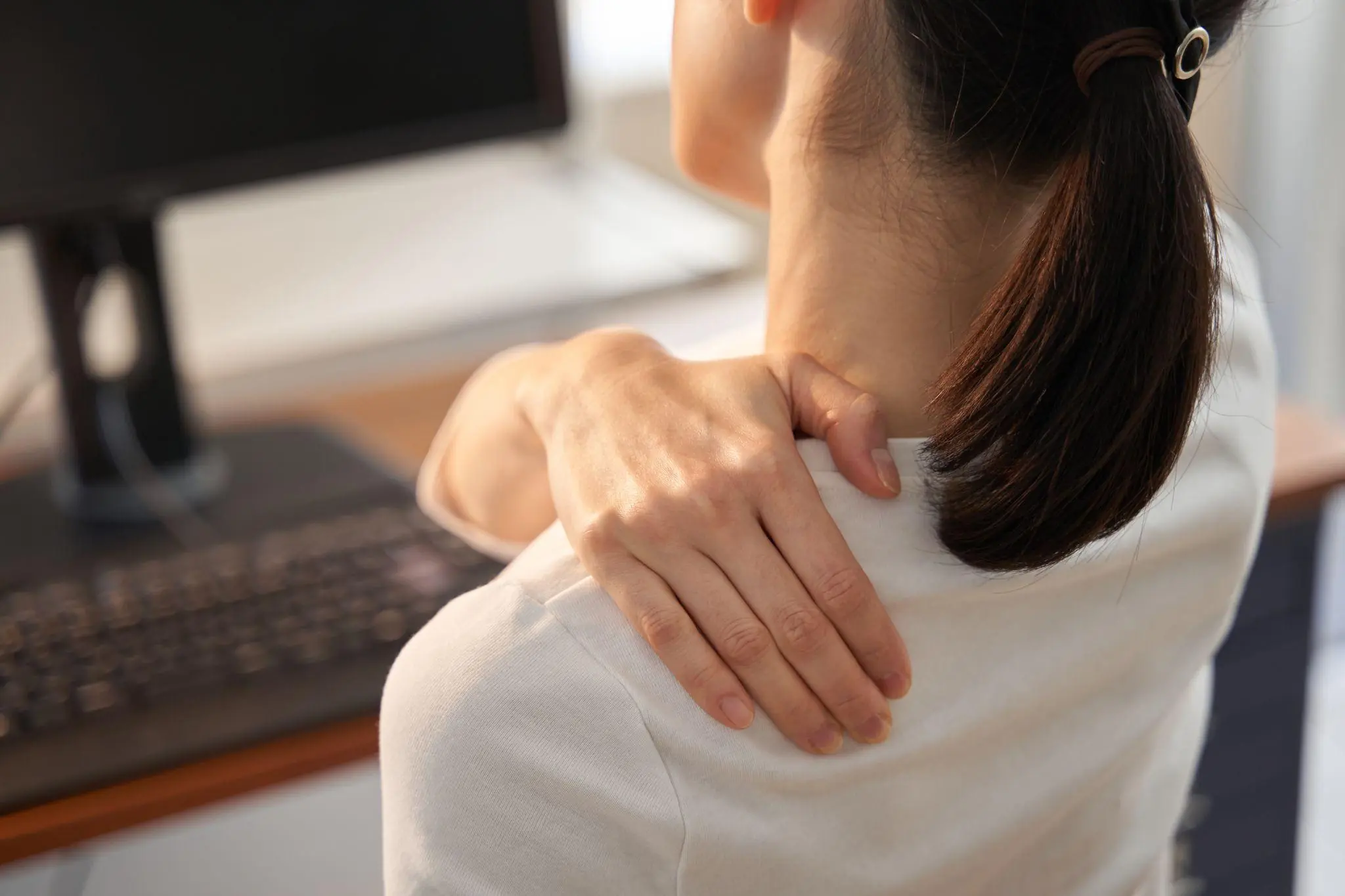 Đau Cổ Vai G&aacute;y Khi Ngủ Dậy L&agrave; Do Đ&acirc;u? 7 Nguy&ecirc;n Nh&acirc;n Thường Gặp