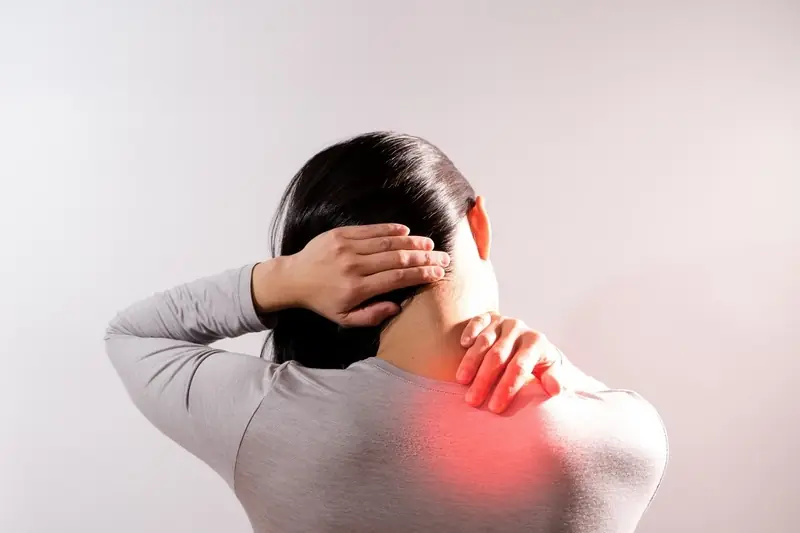 Đau Vai G&aacute;y Lan Xuống C&aacute;nh Tay C&oacute; Nguy Hiểm Kh&ocirc;ng? Khi N&agrave;o N&ecirc;n Đi Kh&aacute;m?