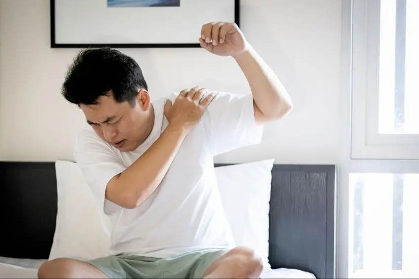 Đau Vai G&aacute;y Lan Xuống C&aacute;nh Tay C&oacute; Nguy Hiểm Kh&ocirc;ng? Khi N&agrave;o N&ecirc;n Đi Kh&aacute;m?