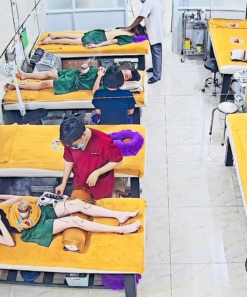 Đau Vai G&aacute;y Lan Xuống C&aacute;nh Tay 